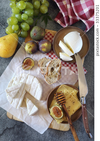 Goat cheese, fruits, mozzarella and bread 33375201