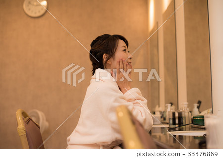 Powder room woman 33376869