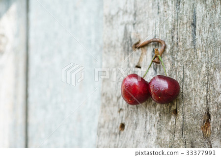 fresh cherries 33377991