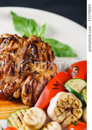 照片素材(图片): grilled steak with vegetables