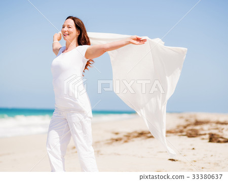 Beautiful day on the beach 33380637