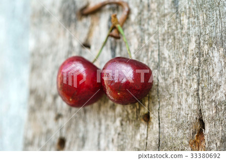 fresh cherries 33380692