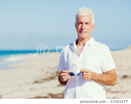 Relaxing at sea 33381477