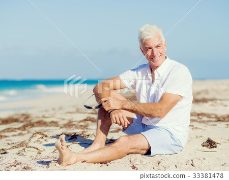 Relaxing at sea 33381478