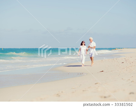 Walk along the waves Walk along the waves 33381502