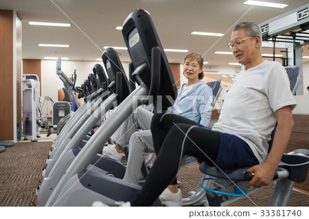 Gym senior couple active muscle training Gym senior couple active muscle training 33381740