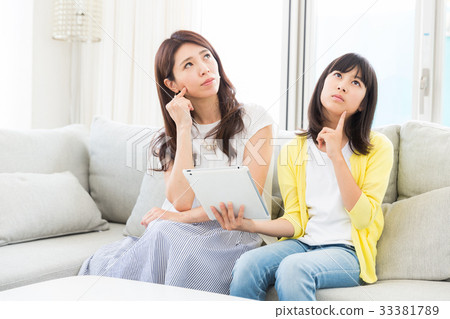 與父女兒和平板電腦一起思考 與父女兒和平板電腦一起思考 33381789