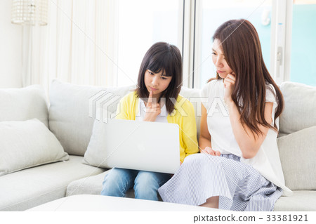 Parent daughter computer think 33381921