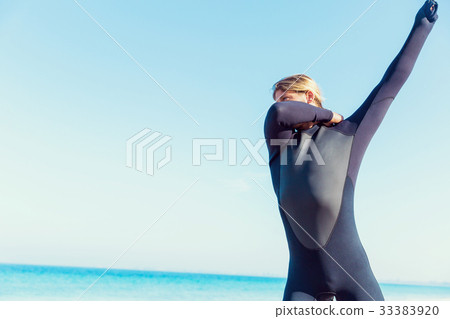 Getting ready for a wave ride 33383920