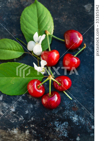fresh cherries 33385842