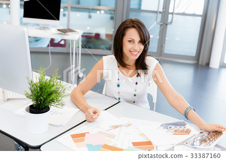 Modern successful business woman 33387160