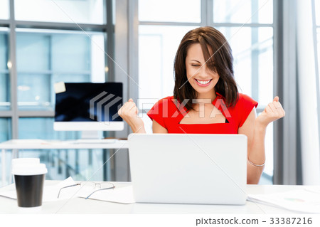 Modern successful business woman Modern successful business woman 33387216
