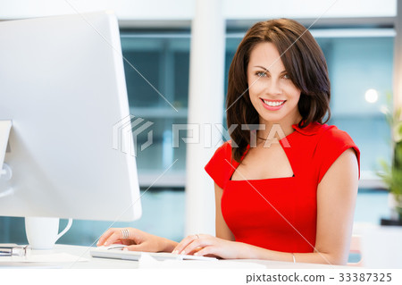 Modern successful business woman 33387325