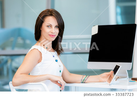 Modern successful business woman Modern successful business woman 33387723