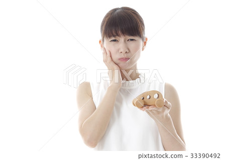 Woman with car trouble image 33390492