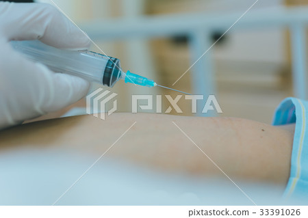 injecting, injection, syringe 33391026