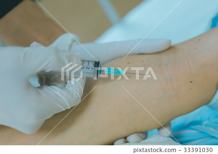 injecting, injection, syringe 33391030