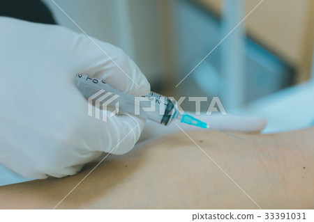 injecting, injection, syringe 33391031