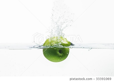 Green apple thrown in water shot Green apple thrown in water shot 33391069