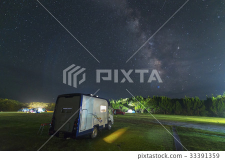 每個季節性風景股票照片的夏夜天空露營地 每個季節性風景股票照片的夏夜天空露營地 33391359