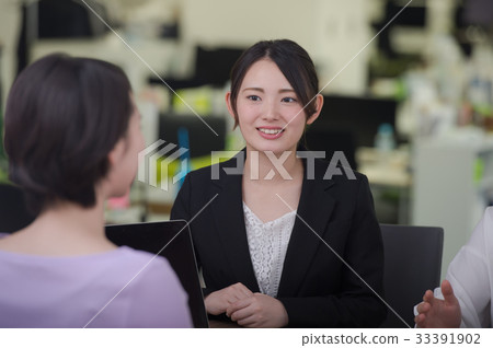 在辦公室工作的年輕女子 33391902