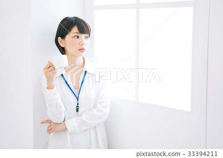 一個女人喝咖啡 33394211