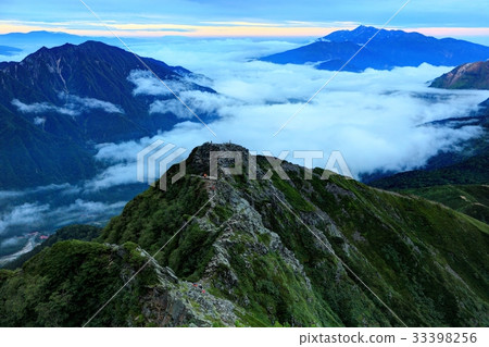 Self-designed dawn from the Nishihotakadake ridge line and Mt. Serizawa and Mt. Norikura 33398256