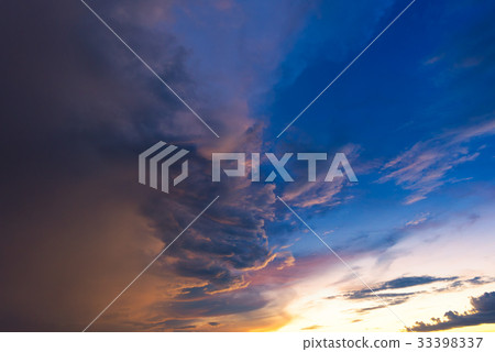 Dramatic sky with storm cloud before raining 33398337