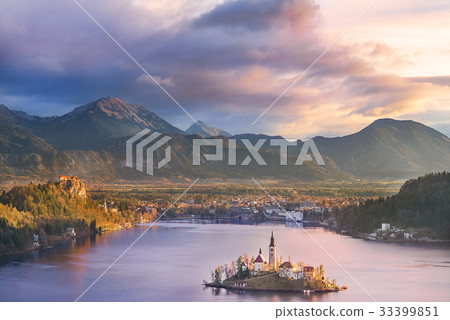 Lake Bled and its island at sunrise 33399851