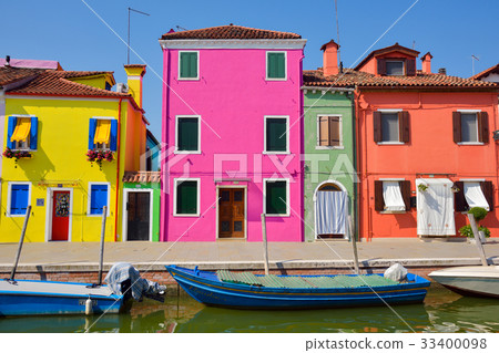Burano's colorful houses 33400098
