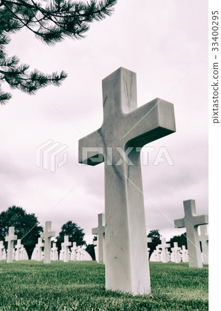 White crosses in American Cemetery White crosses in American Cemetery 33400295