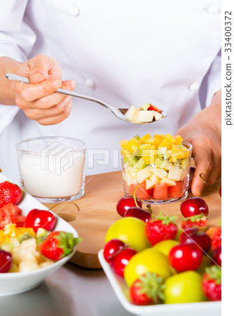 Chef with fruits 33400372