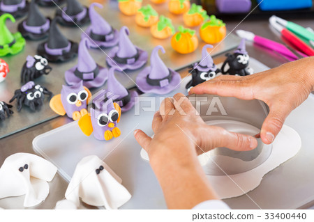 Confectioner with figures of halloween Confectioner with figures of halloween 33400440