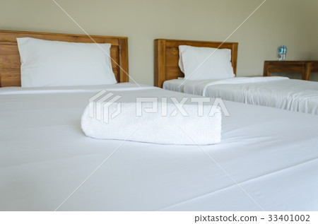 Towel on the bed 33401002