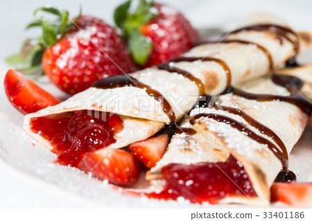 Strawberry pancakes 33401186