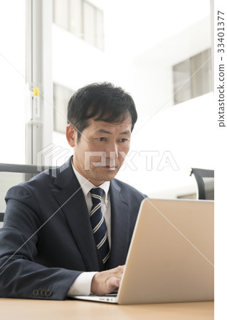 Businessman personal computer 33401377