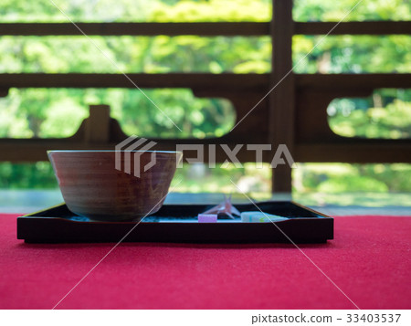 Matcha and sweets set in a Japanese garden Tea ceremony 33403537