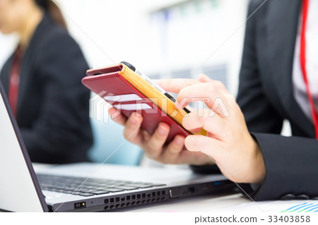 使用智能手機OL商人Salaryman個人計算機辦公室圖像企業圖像的女性僱員 33403858