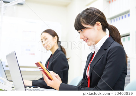 Female employee using a smartphone OL Businessman Salaryman PC Office image Business image Female employee using a smartphone OL Businessman Salaryman PC Office image Business image 33403859