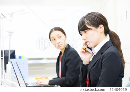 Female employee OL business man corresponding to the phone Office worker Office image Business image 33404059