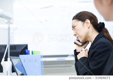 Female employee OL business man corresponding to the phone Office worker Office image Business image Female employee OL business man corresponding to the phone Office worker Office image Business image 33404071