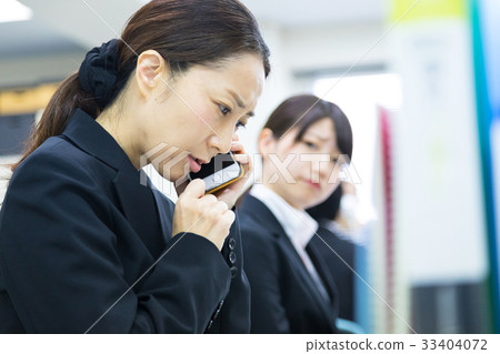 對應與電話辦公室工作者辦公室圖像企業圖像的女性僱員OL商人 33404072