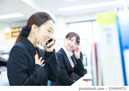 對應與電話辦公室工作者辦公室圖像企業圖像的女性僱員OL商人 33404073