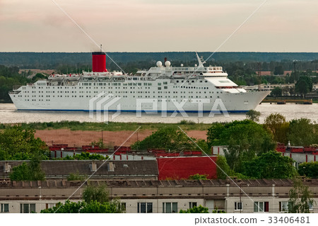 White cruise liner White cruise liner 33406481