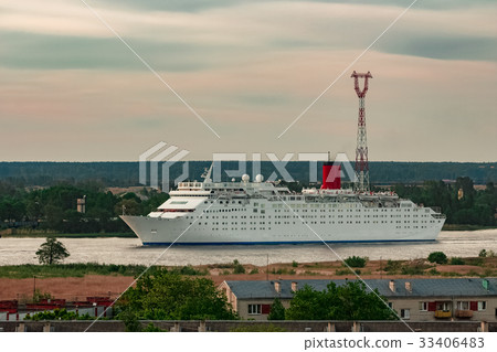 White cruise liner White cruise liner 33406483
