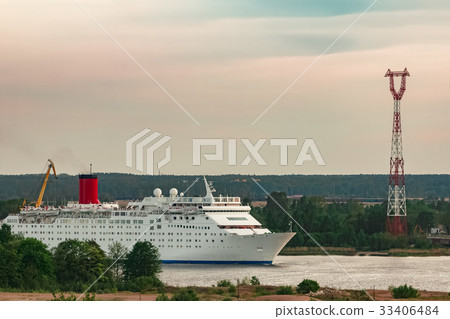 White cruise liner White cruise liner 33406484