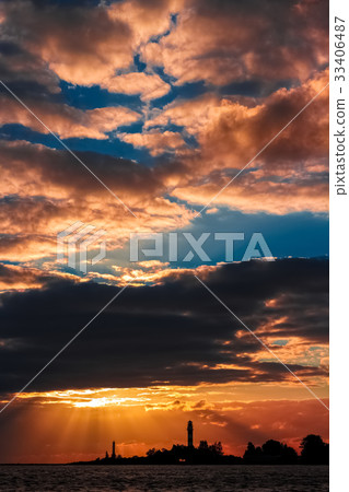 Golden sunset sky Golden sunset sky 33406487