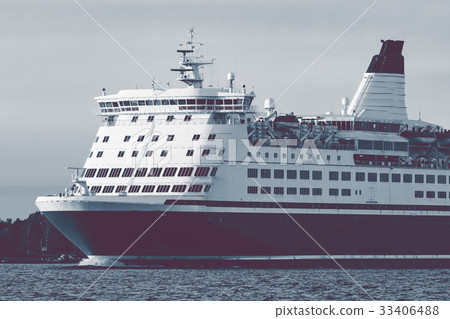 Big cruise liner's bow Big cruise liner's bow 33406488