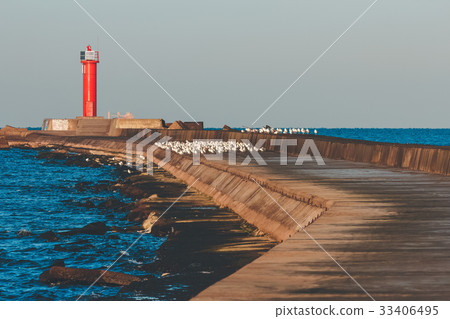 Breakwater dam with lighthouse Breakwater dam with lighthouse 33406495