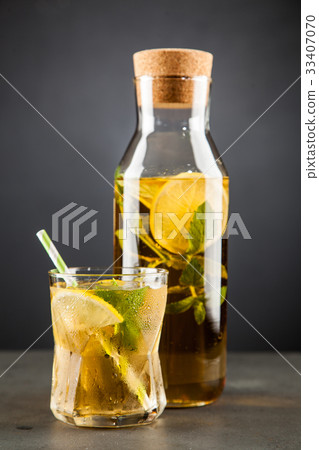 Ice tea with lemon and mint 33407070